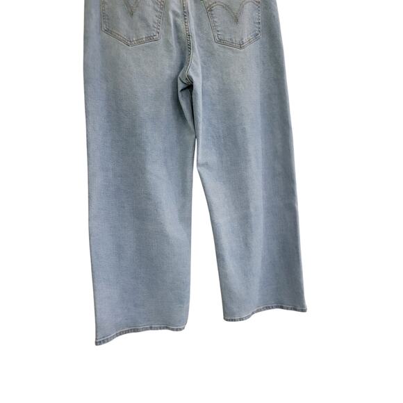 Levi's High Rise Wide Leg Jeans Women's Size 30 x 27 Light Wash Cropped Distress - Picture 10 of 11